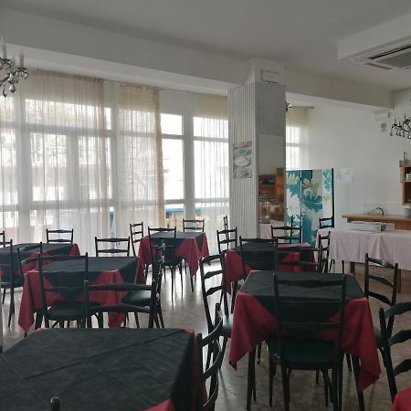 Hotel Nova Dhely Rimini Bagian luar foto