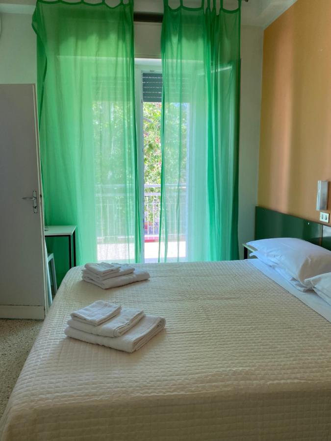 Hotel Nova Dhely Rimini Bagian luar foto