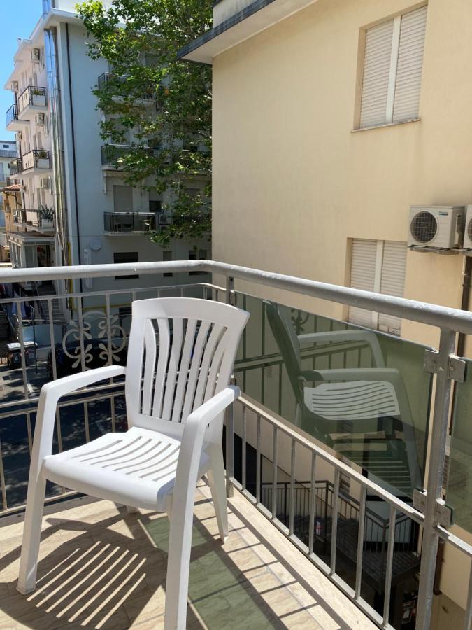 Hotel Nova Dhely Rimini Bagian luar foto