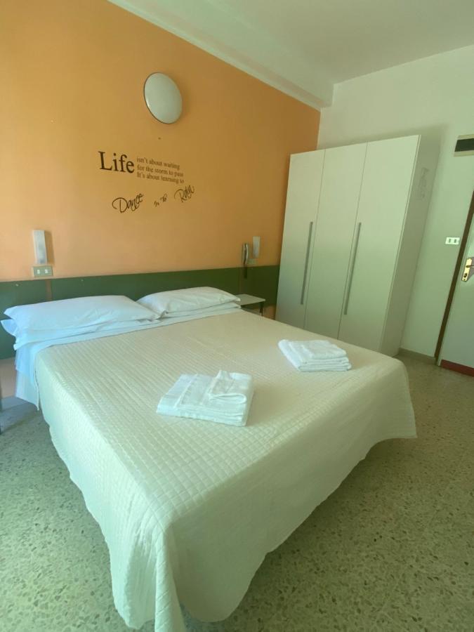 Hotel Nova Dhely Rimini Bagian luar foto