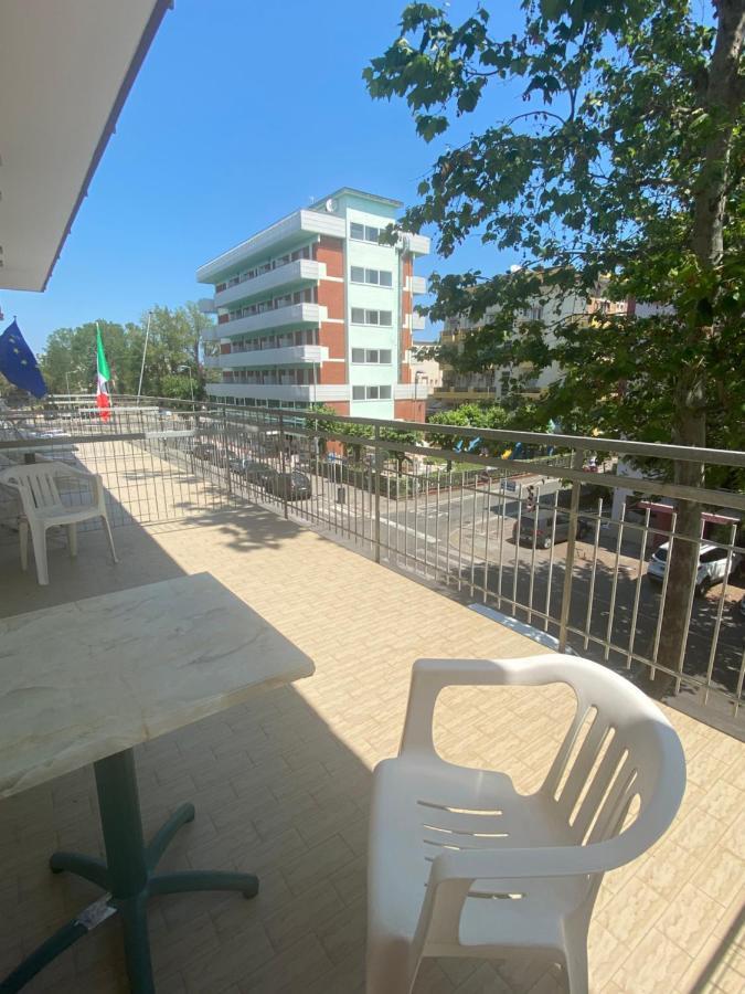 Hotel Nova Dhely Rimini Bagian luar foto