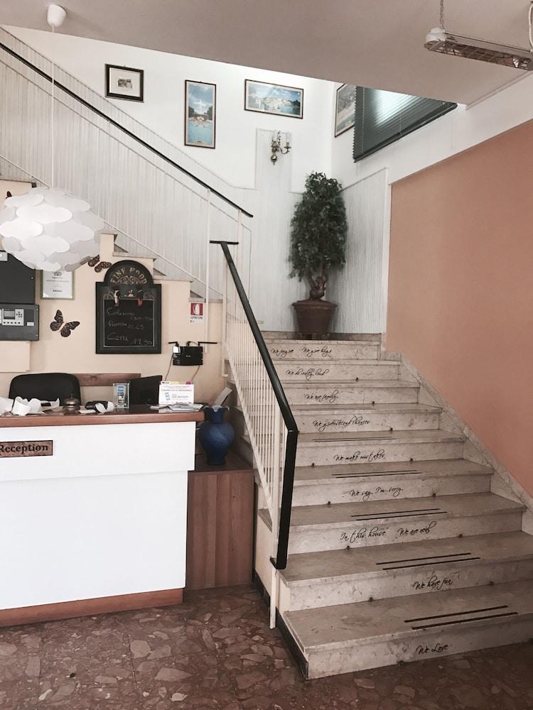 Hotel Nova Dhely Rimini Bagian luar foto