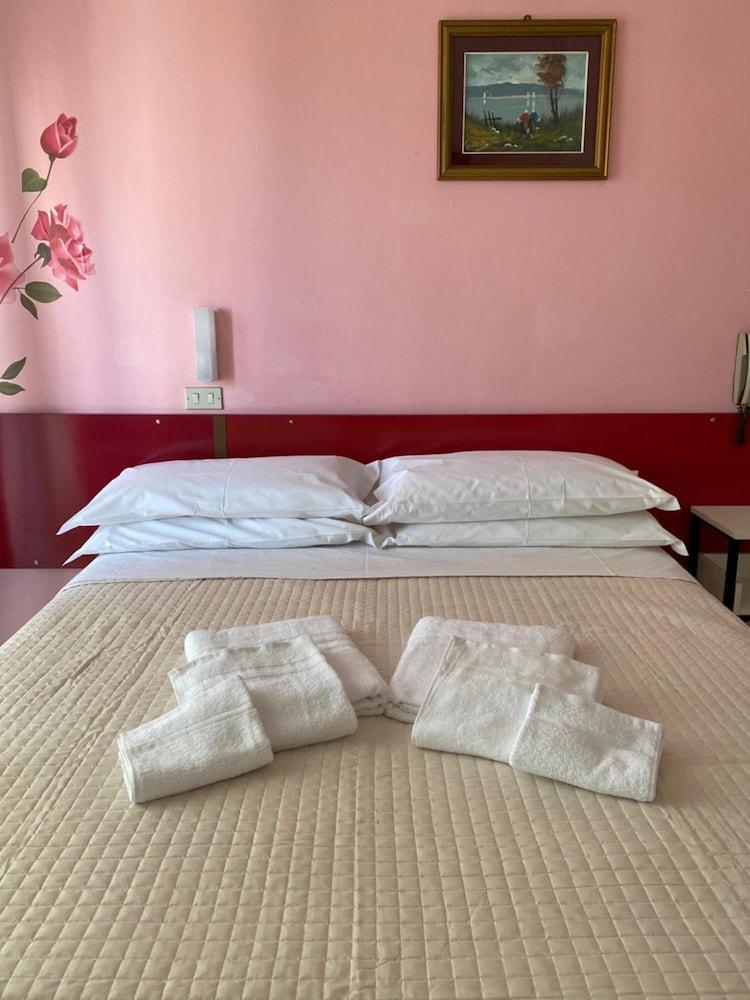 Hotel Nova Dhely Rimini Bagian luar foto