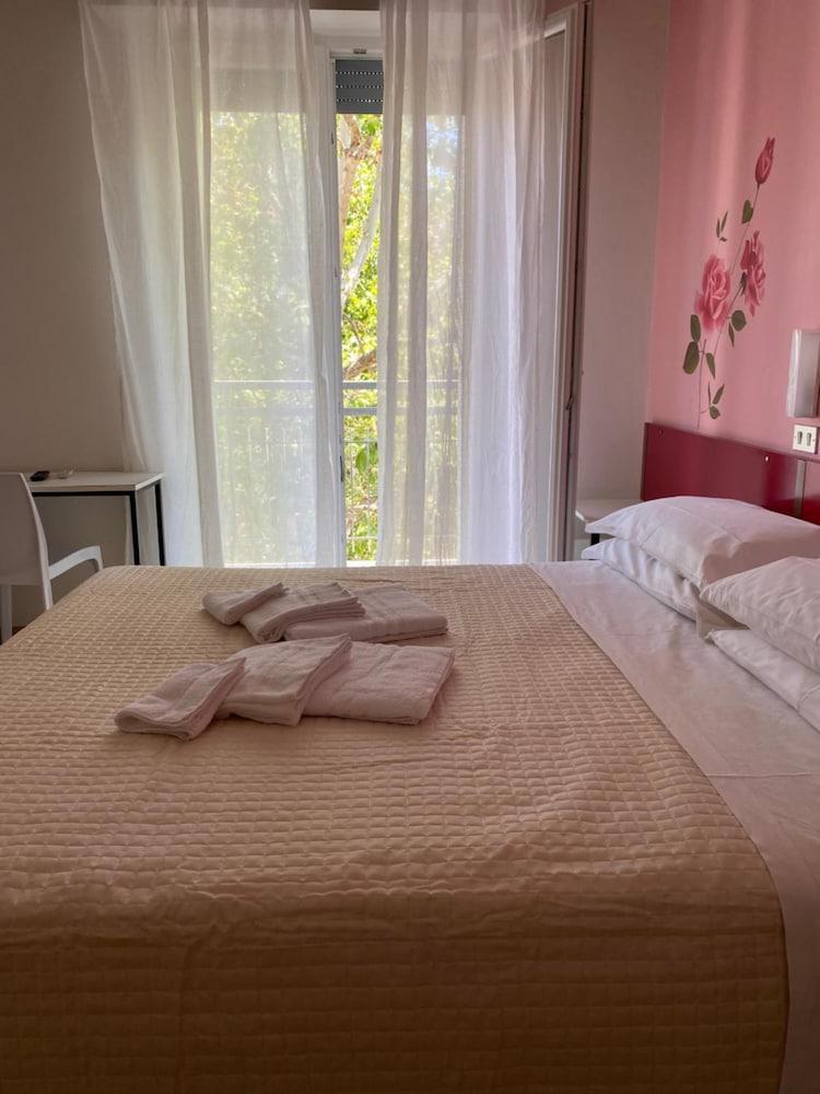 Hotel Nova Dhely Rimini Bagian luar foto