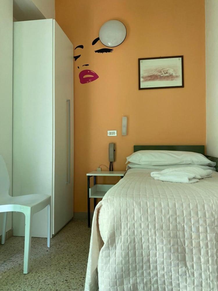 Hotel Nova Dhely Rimini Bagian luar foto