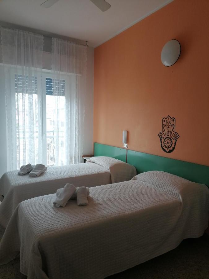 Hotel Nova Dhely Rimini Bagian luar foto