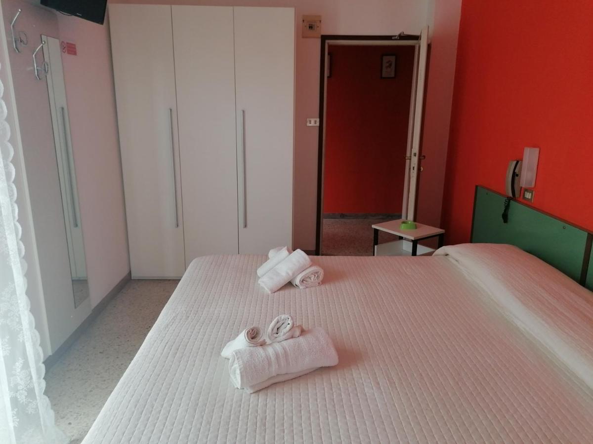 Hotel Nova Dhely Rimini Bagian luar foto