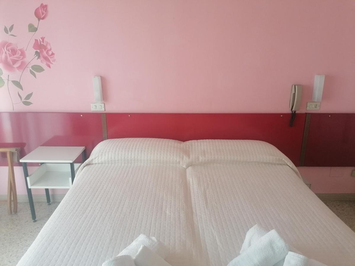 Hotel Nova Dhely Rimini Bagian luar foto