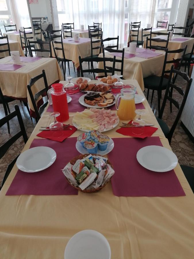 Hotel Nova Dhely Rimini Bagian luar foto