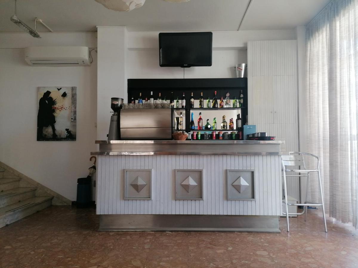 Hotel Nova Dhely Rimini Bagian luar foto
