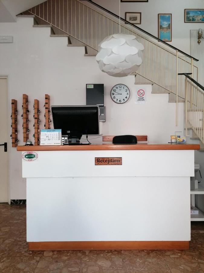 Hotel Nova Dhely Rimini Bagian luar foto