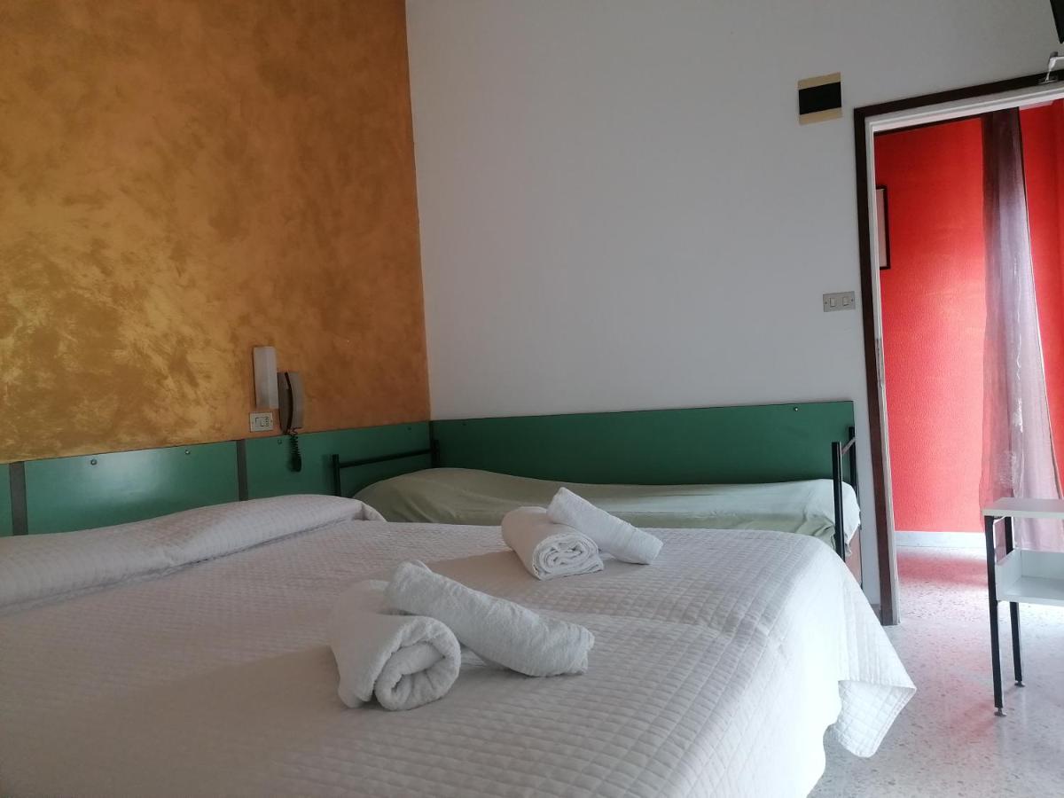 Hotel Nova Dhely Rimini Bagian luar foto