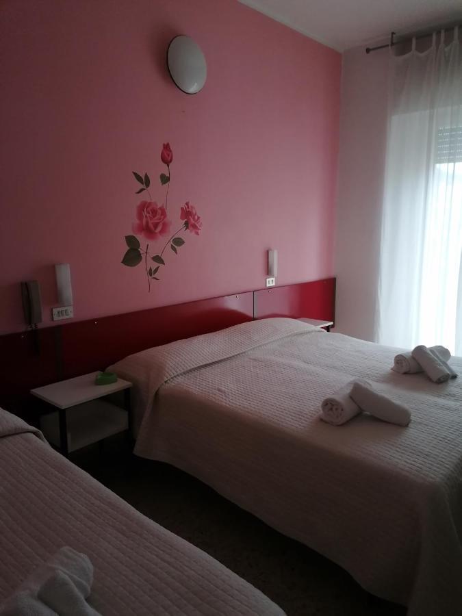 Hotel Nova Dhely Rimini Bagian luar foto