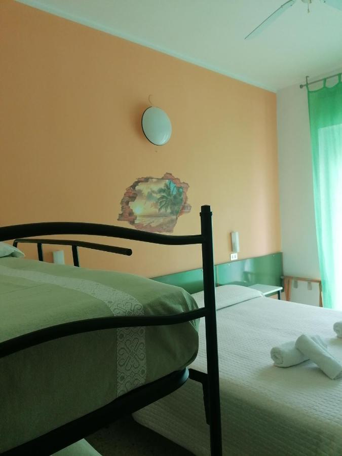 Hotel Nova Dhely Rimini Bagian luar foto