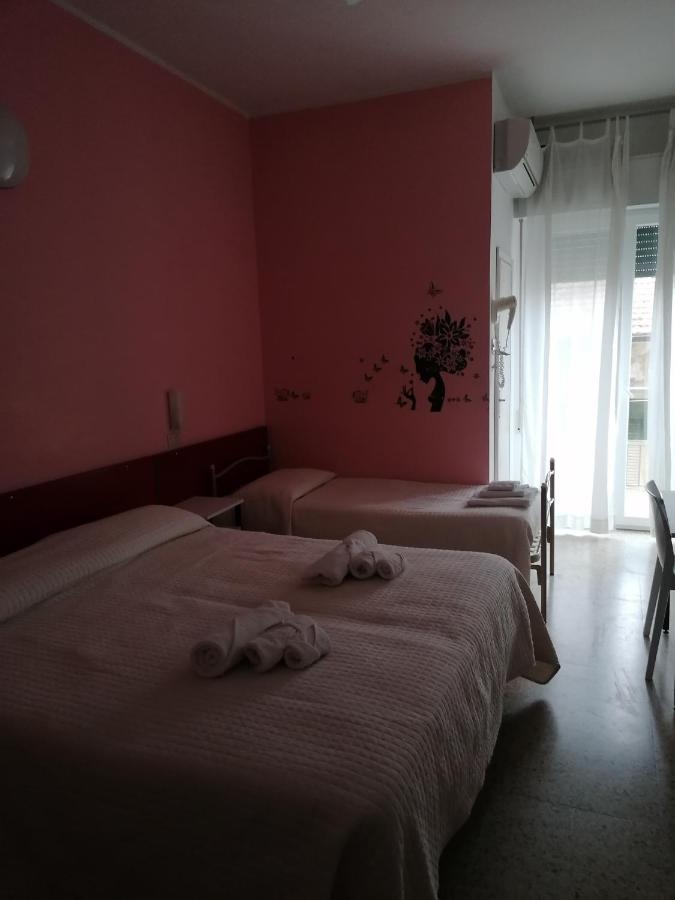 Hotel Nova Dhely Rimini Bagian luar foto