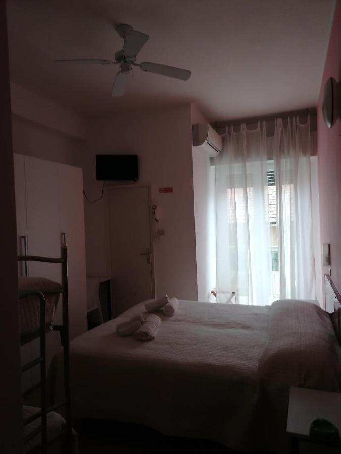 Hotel Nova Dhely Rimini Bagian luar foto