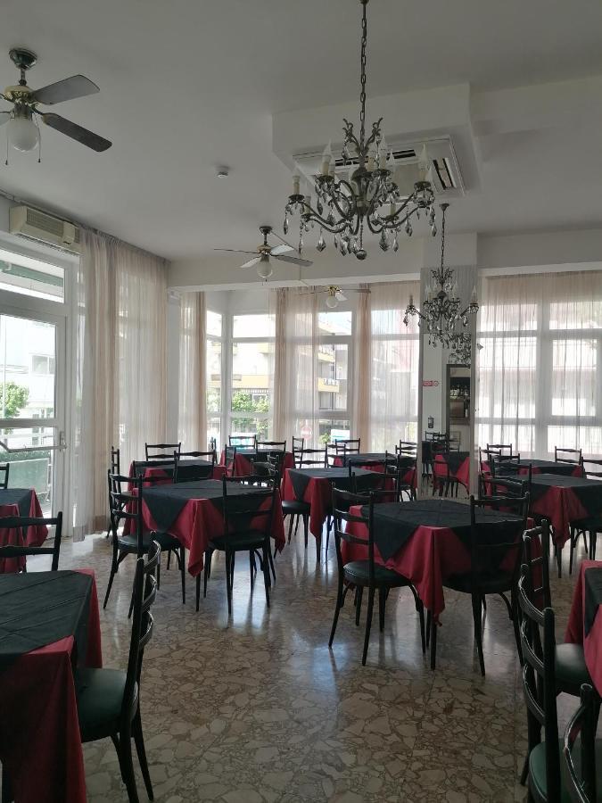 Hotel Nova Dhely Rimini Bagian luar foto