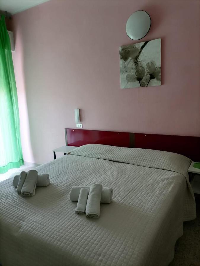 Hotel Nova Dhely Rimini Bagian luar foto