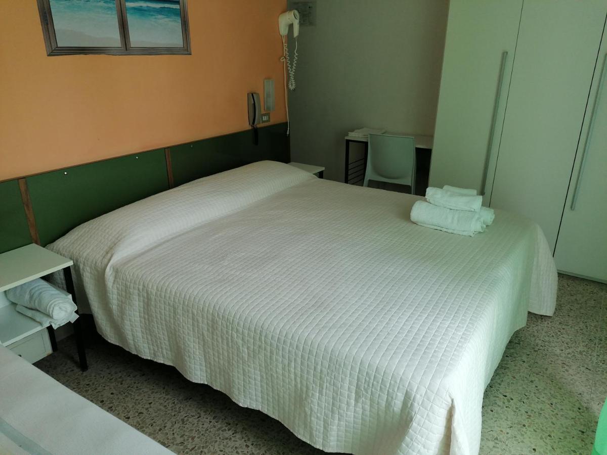 Hotel Nova Dhely Rimini Bagian luar foto