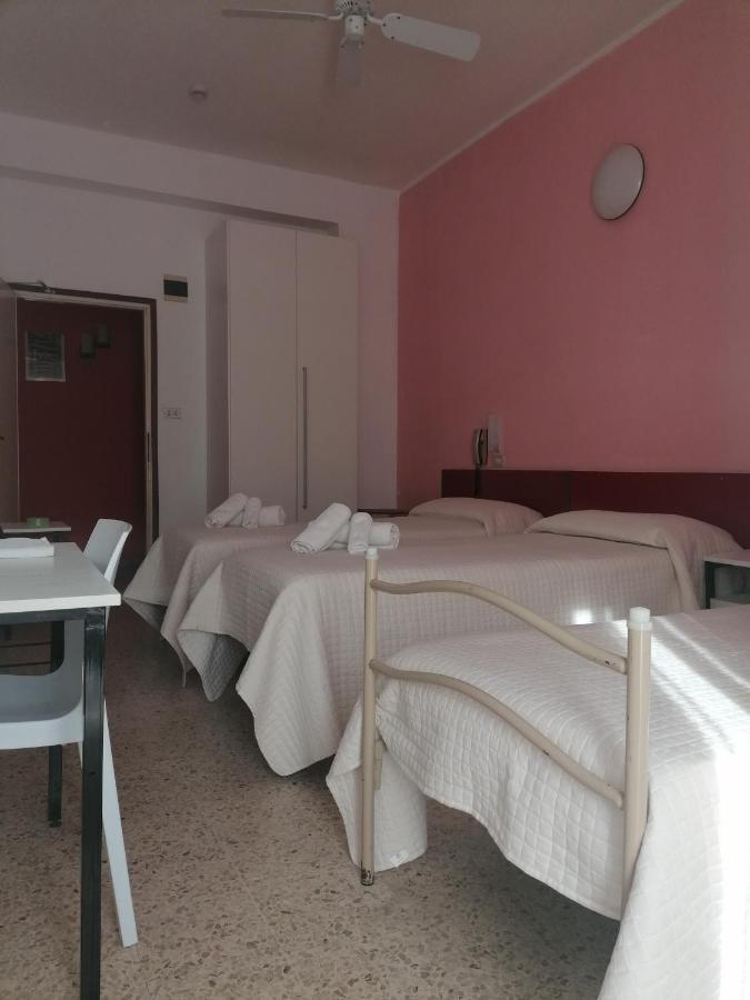 Hotel Nova Dhely Rimini Bagian luar foto