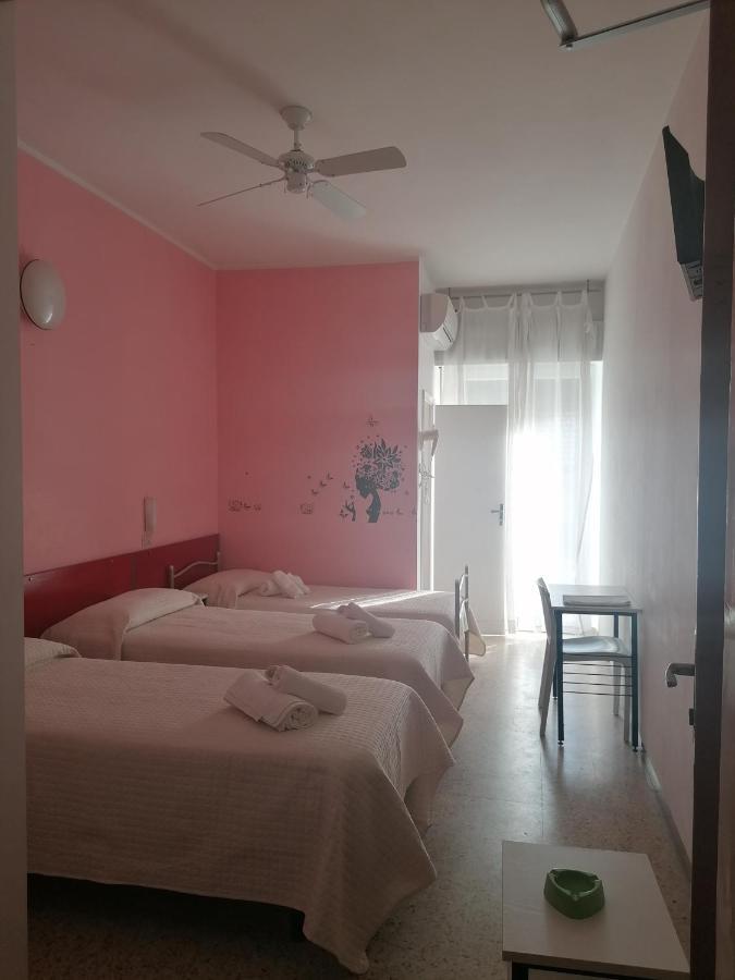 Hotel Nova Dhely Rimini Bagian luar foto