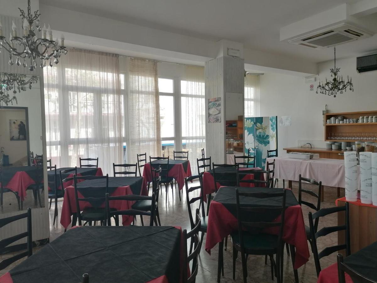 Hotel Nova Dhely Rimini Bagian luar foto