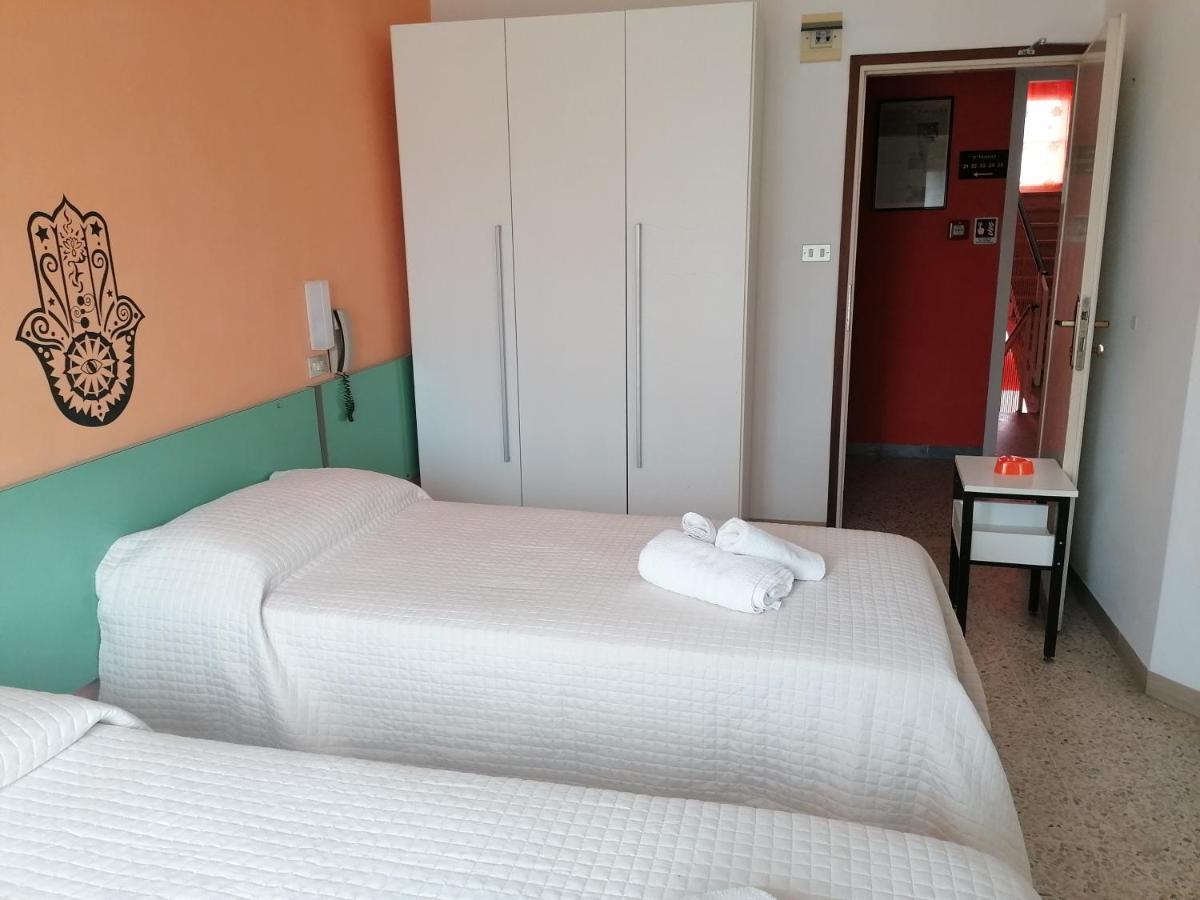 Hotel Nova Dhely Rimini Bagian luar foto