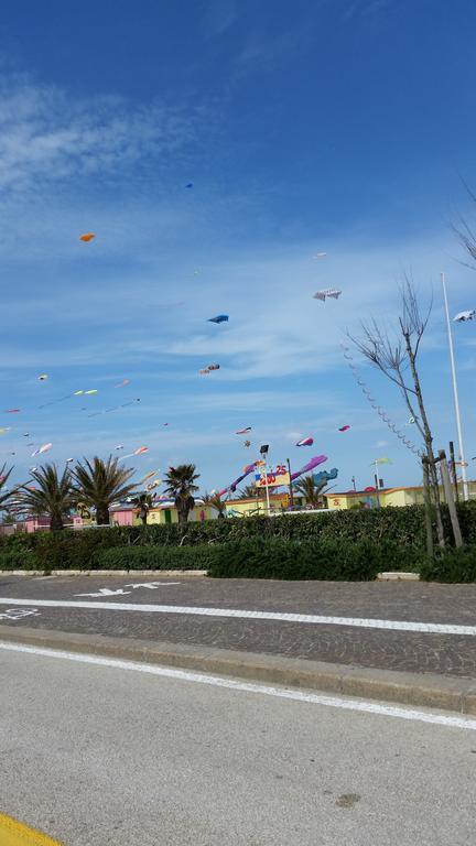 Hotel Nova Dhely Rimini Bagian luar foto