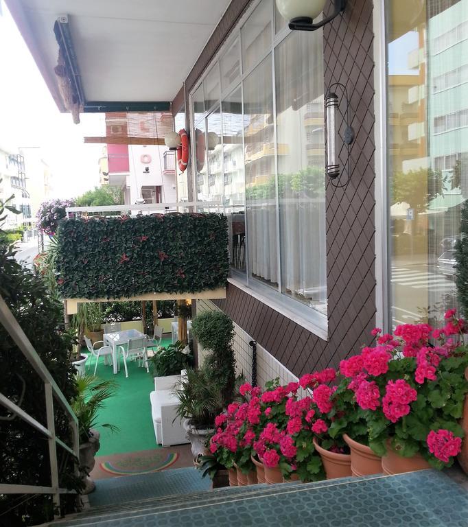 Hotel Nova Dhely Rimini Bagian luar foto