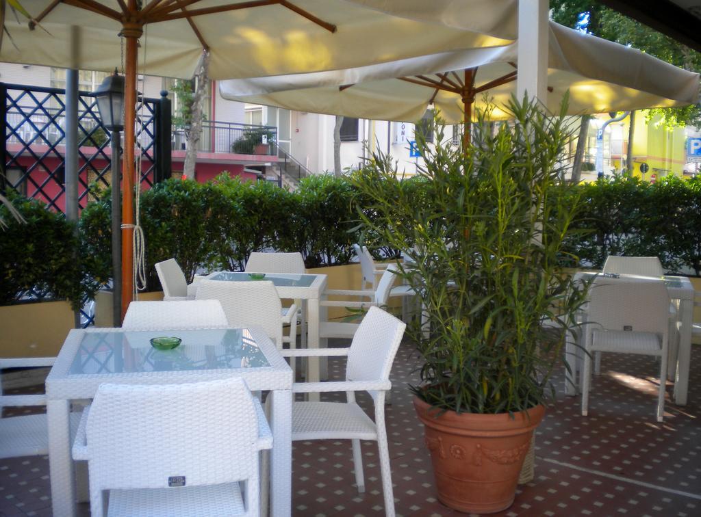 Hotel Nova Dhely Rimini Bagian luar foto