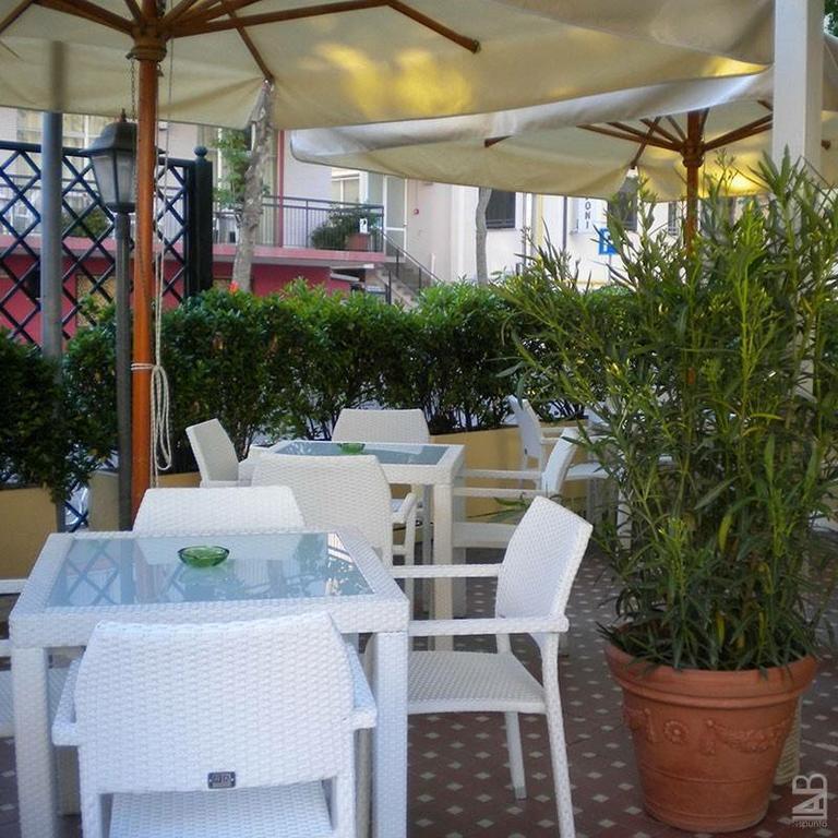 Hotel Nova Dhely Rimini Bagian luar foto