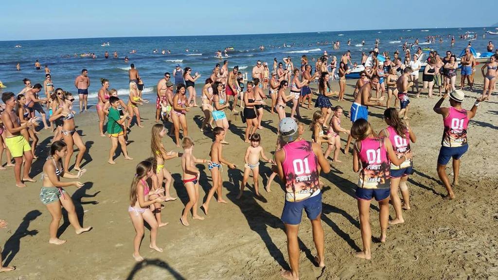 Hotel Nova Dhely Rimini Bagian luar foto