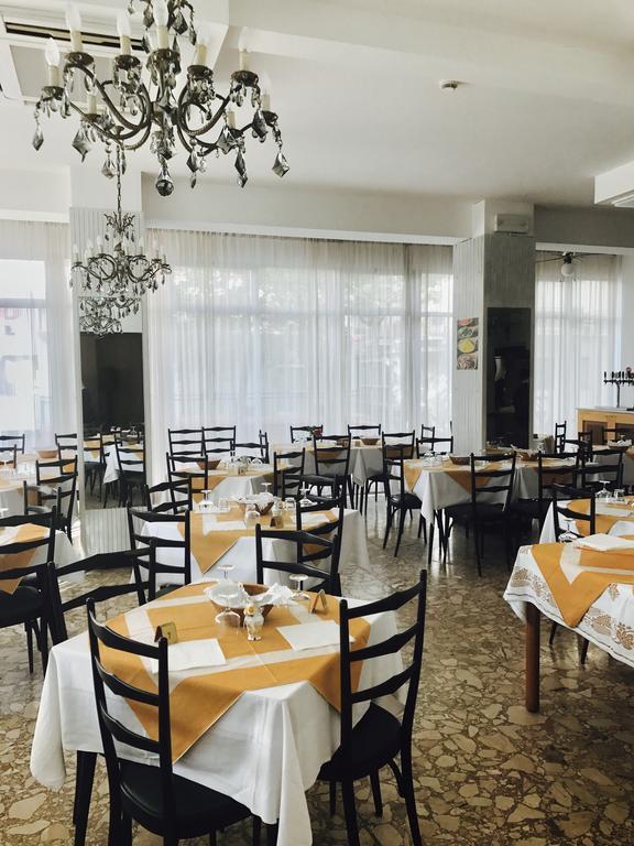 Hotel Nova Dhely Rimini Bagian luar foto