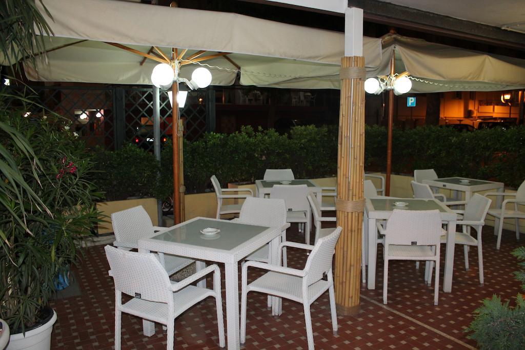 Hotel Nova Dhely Rimini Bagian luar foto