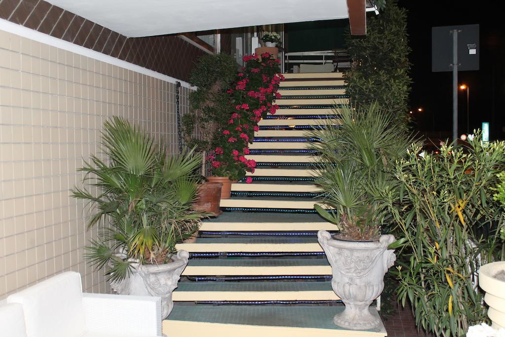 Hotel Nova Dhely Rimini Bagian luar foto